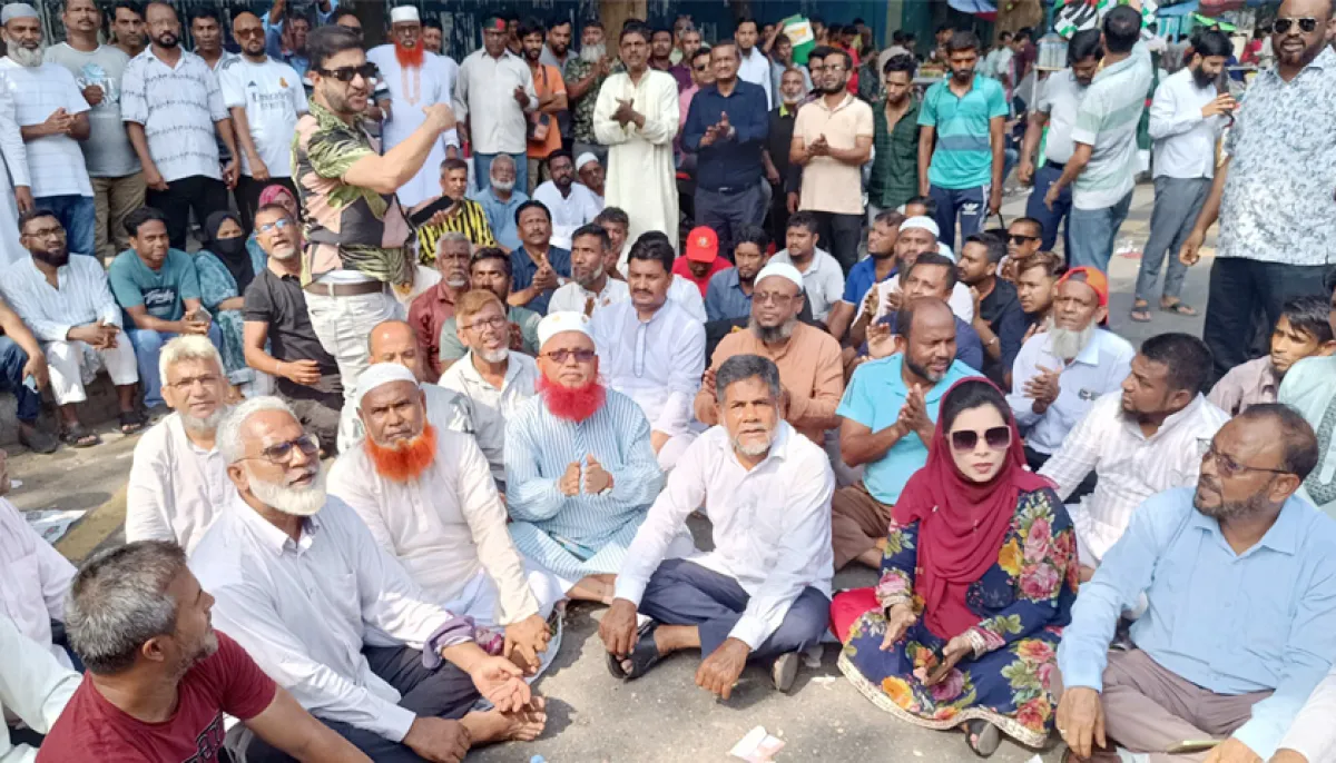 Ishraq supporters protest by blocking the road in front of nagar bhaban