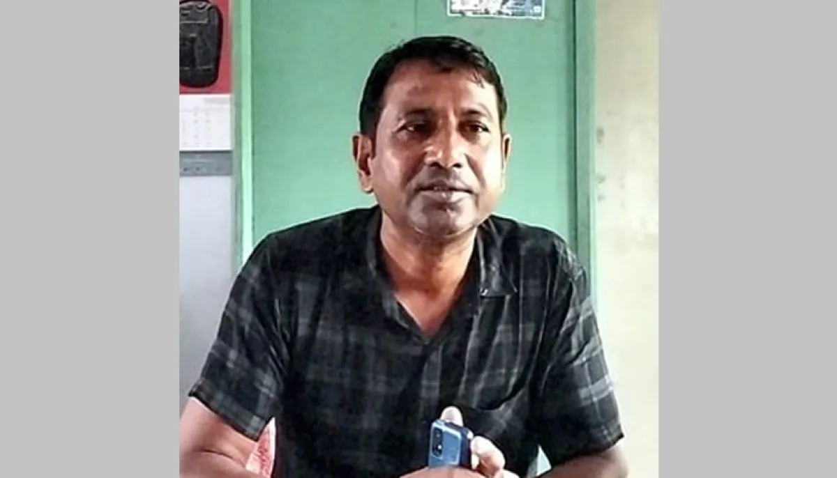 Headmaster leaves school in the face of gunfire