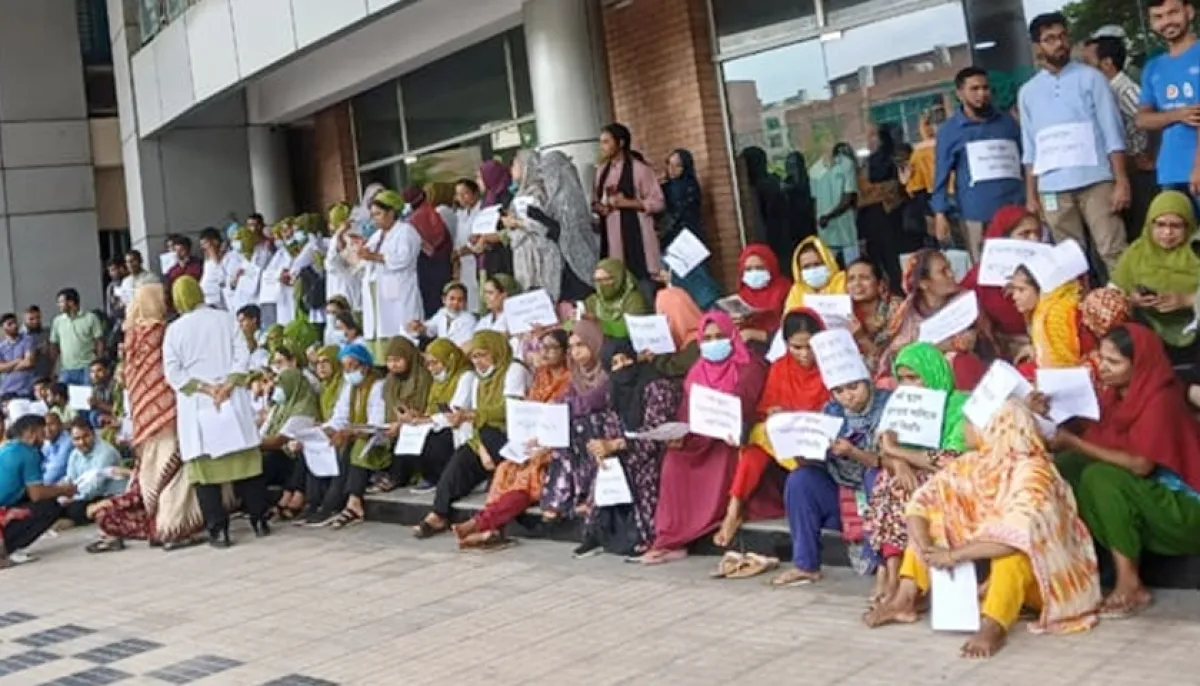 Nurses and employees of ophthalmology hospital on strike