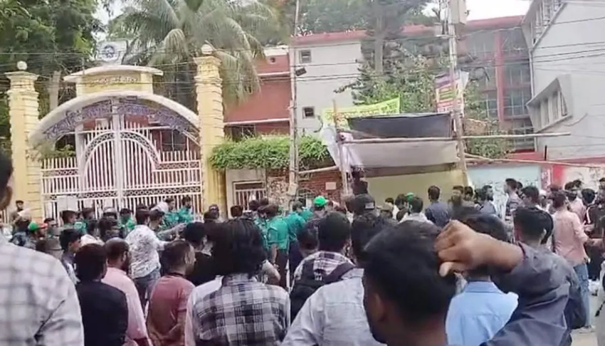 Clashes between chhatra shibir and chhatra dal at chittagong commerce college