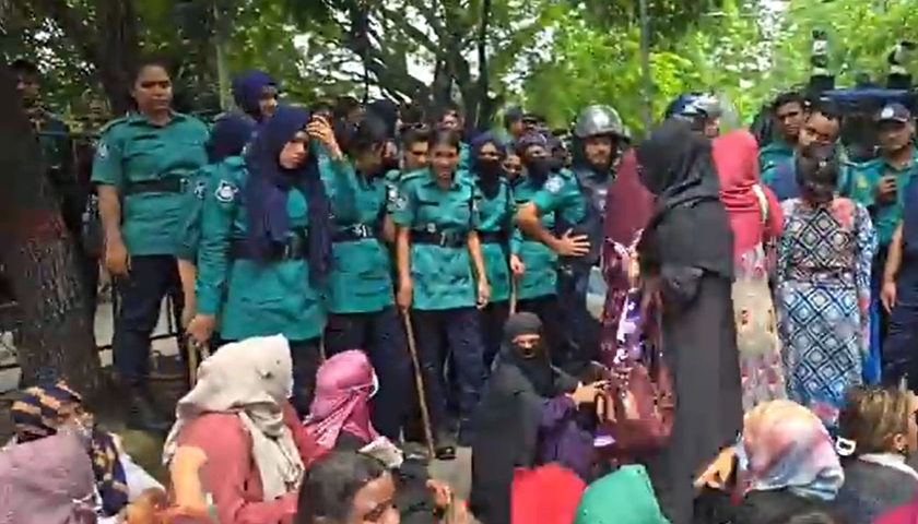 যমুনা অভিমুখে ‘তথ্য আপা’ প্রকল্পের কর্মীদের মিছিলে পুলিশের বাধা | বিবিধ নিউজ 