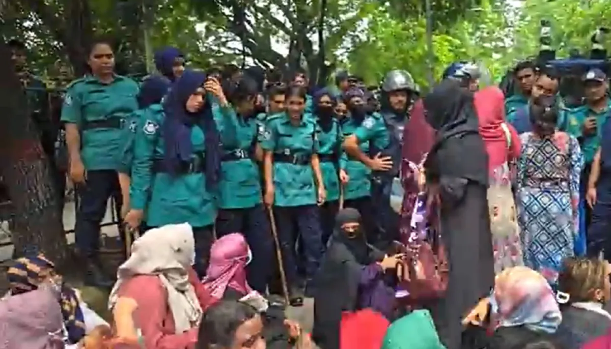 Police block tatha aapa project workers march towards jamuna