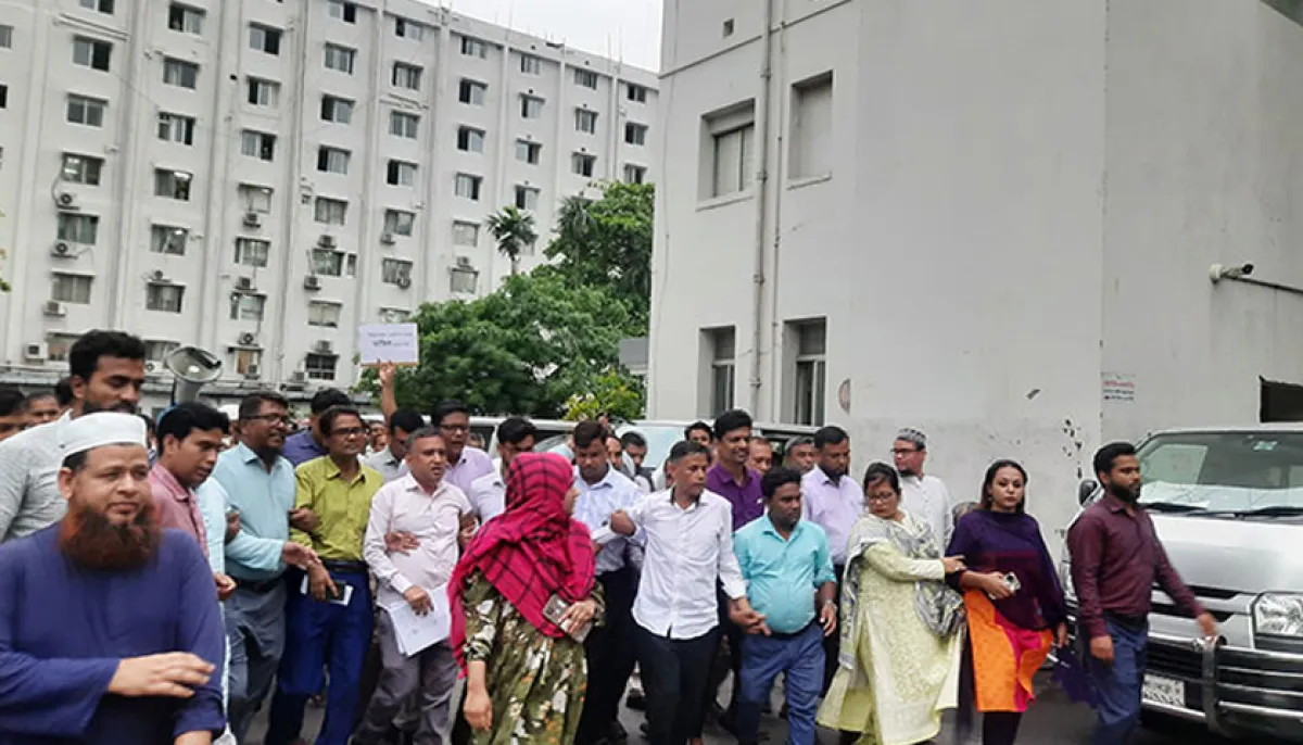 Employees protest at the secretariat