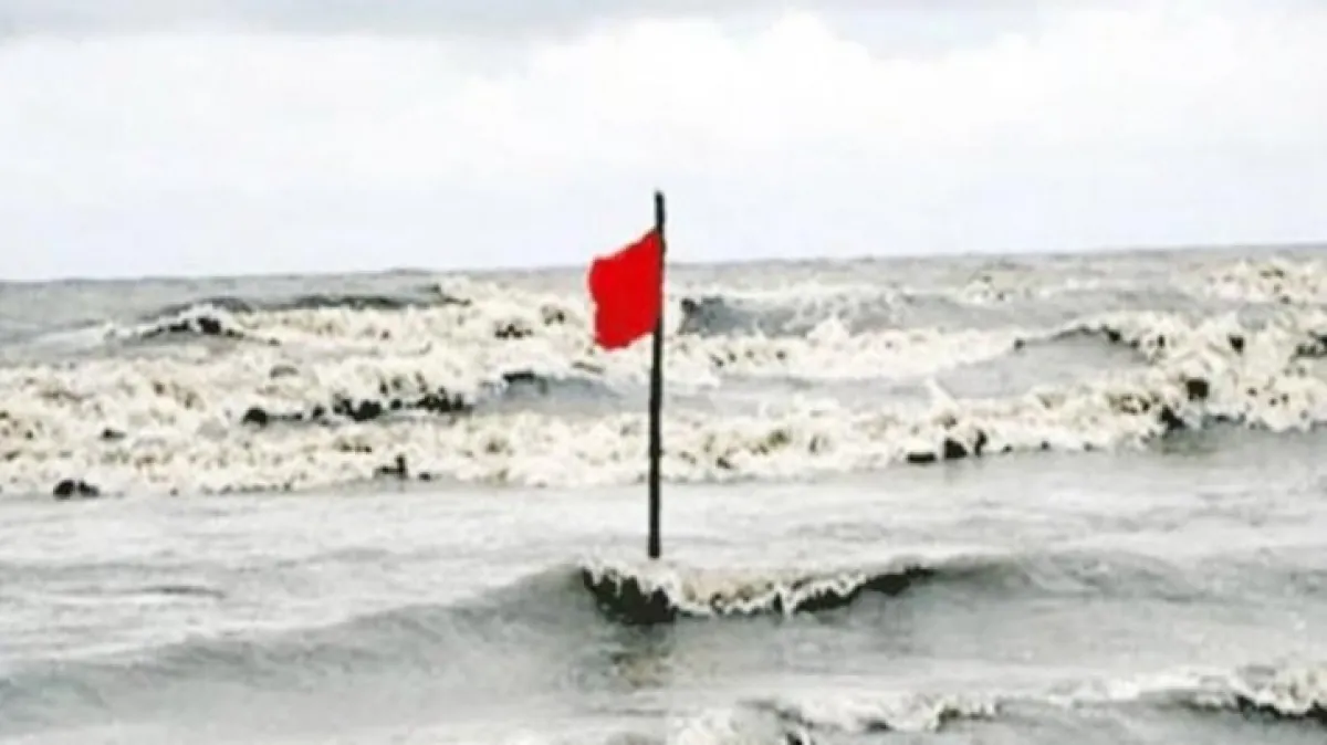 Warning signal number 3 in payra turbulent bay of bengal
