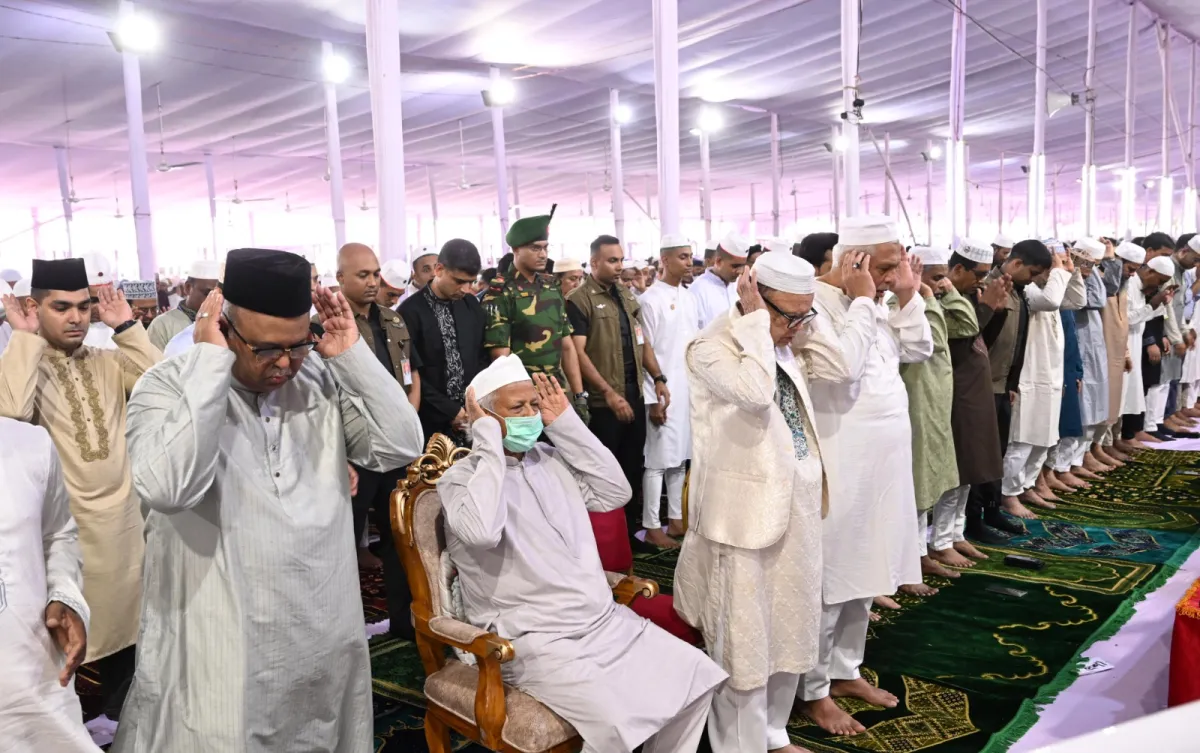 ছবিতে প্রধান উপদেষ্টার ঈদ শুভেচ্ছা বিনিময়