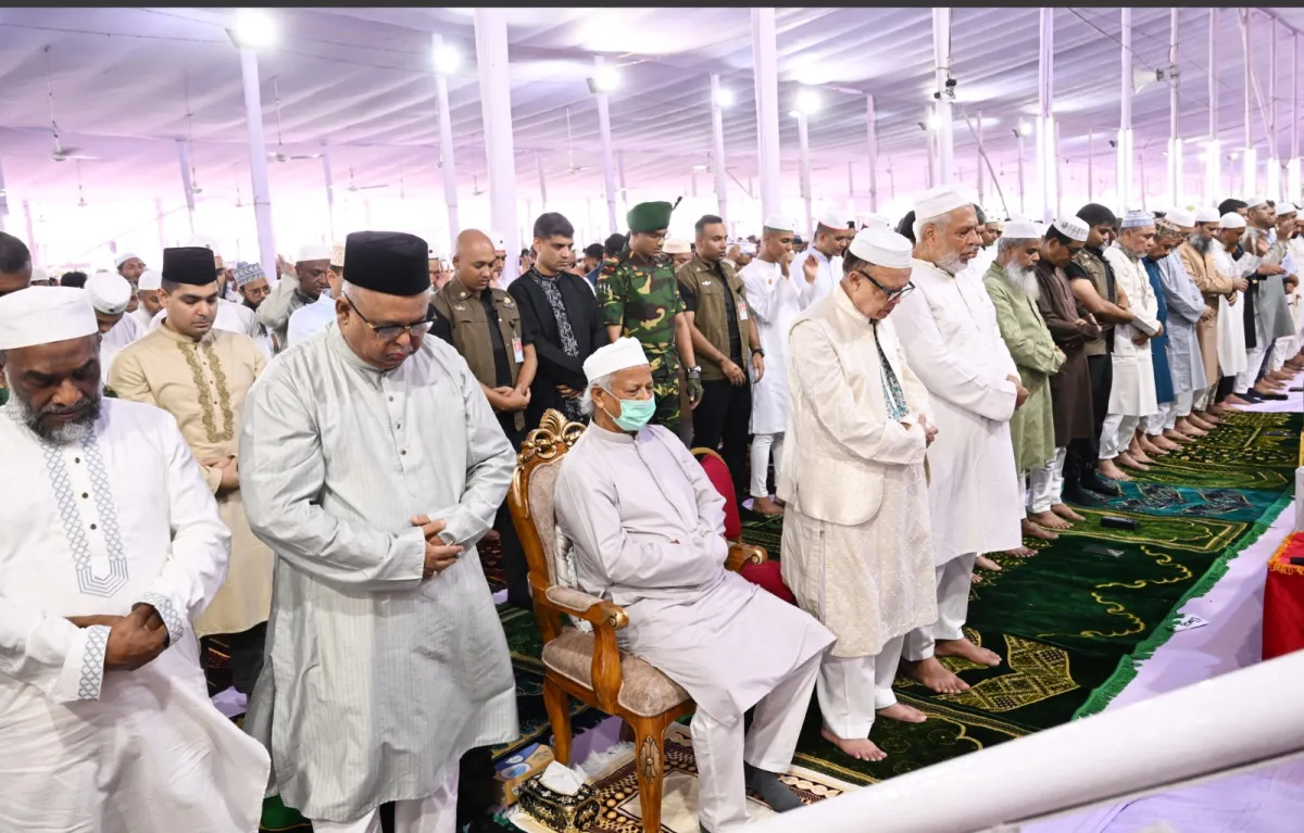 ছবিতে প্রধান উপদেষ্টার ঈদ শুভেচ্ছা বিনিময়