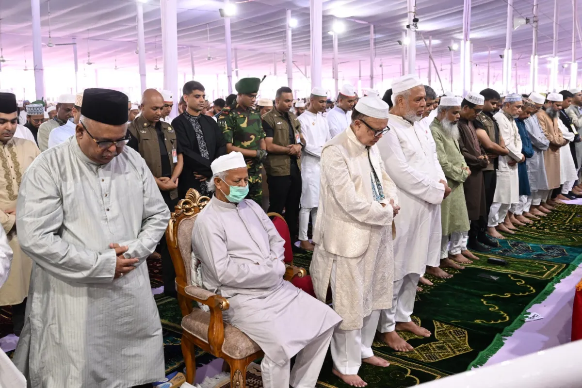 ছবিতে প্রধান উপদেষ্টার ঈদ শুভেচ্ছা বিনিময়