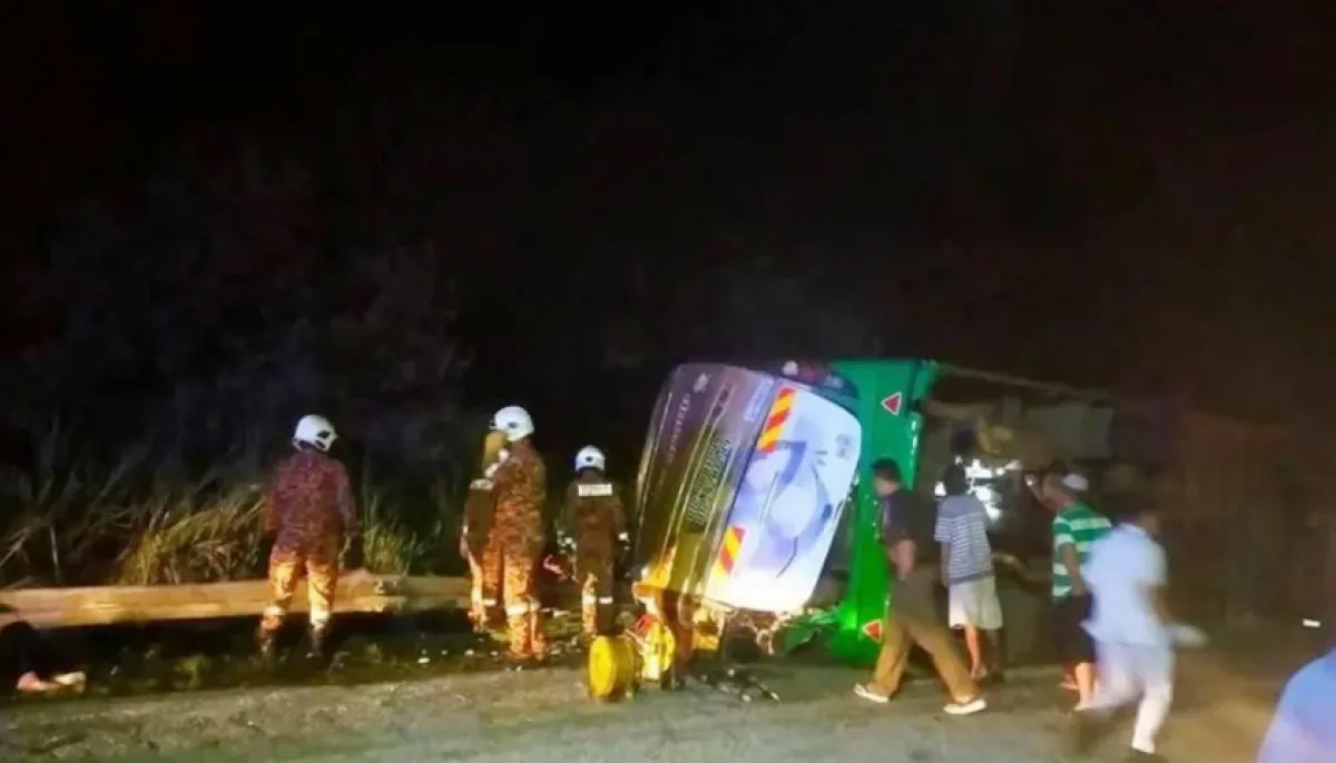 Terrible bus accident in malaysia 15 killed including teachers and students