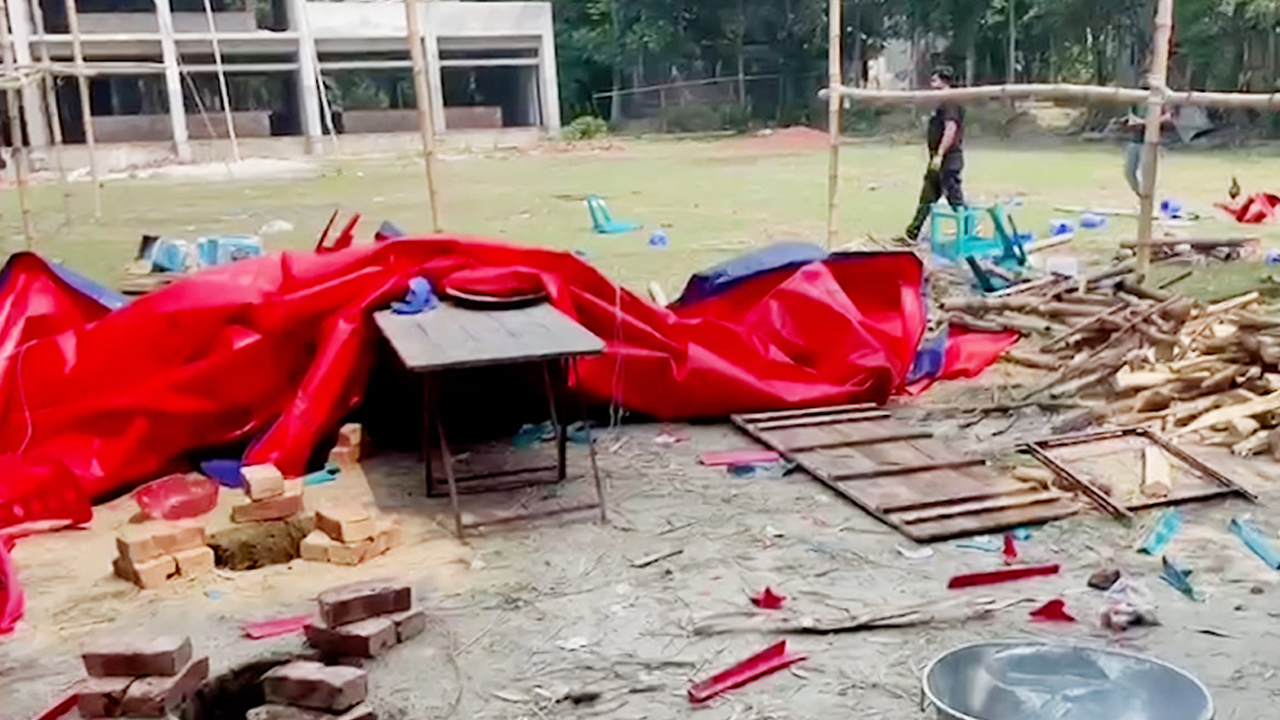 স্কুলমাঠে খতনা অনুষ্ঠানে গান বাজানো নিয়ে সং/র্ঘষে আহ/ত ২৫ | বিবিধ নিউজ 