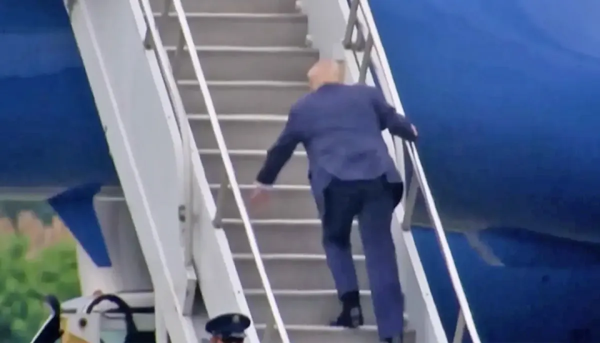Trump stumbles while boarding a plane
