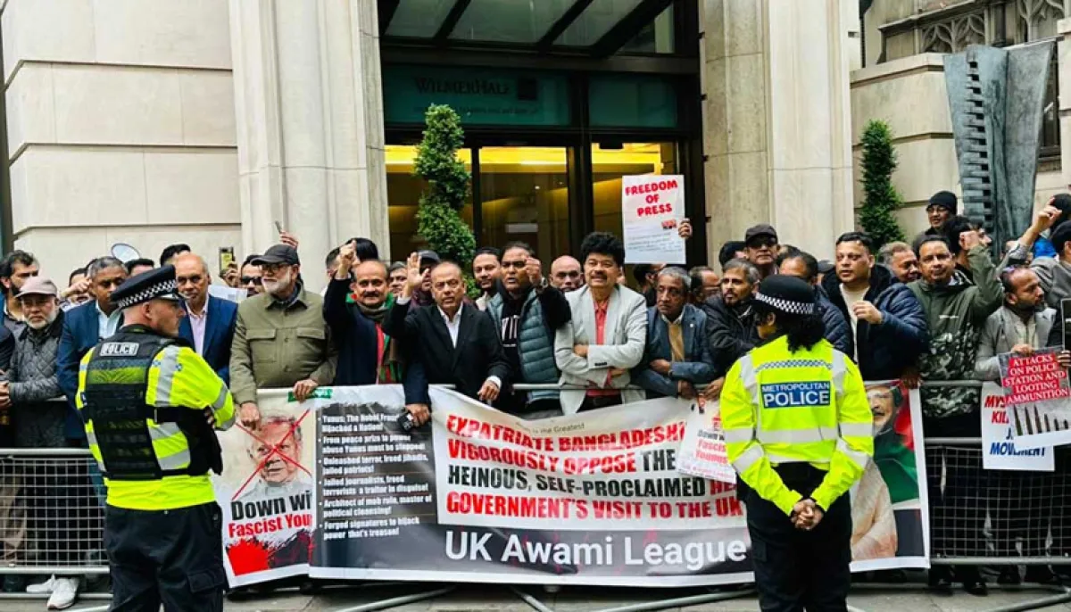 Counter protests in front of dr yunus hotel