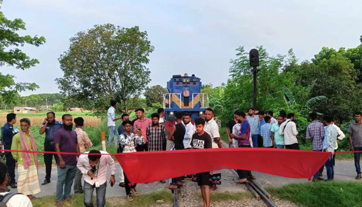 Railway blockade in rajshahi communication with the rest of the country is cut off