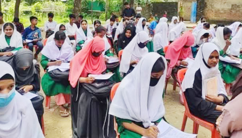 কড়া রোদে স্কুল মাঠে বেসরকারি বৃত্তি পরীক্ষা, অভিভাবকদের ক্ষোভ | পরীক্ষা নিউজ 