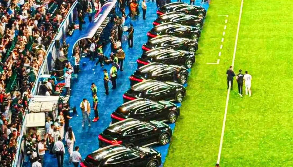 Footballers receive cars as gifts for qualifying for world cup