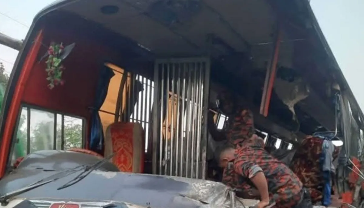 Bus hits parked truck loaded with mangoes 5 killed