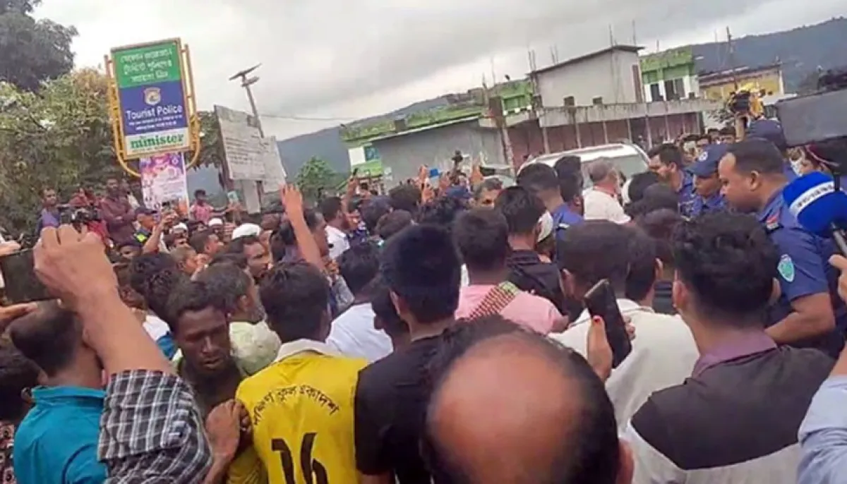Protests false slogans stop convoy of two advisors
