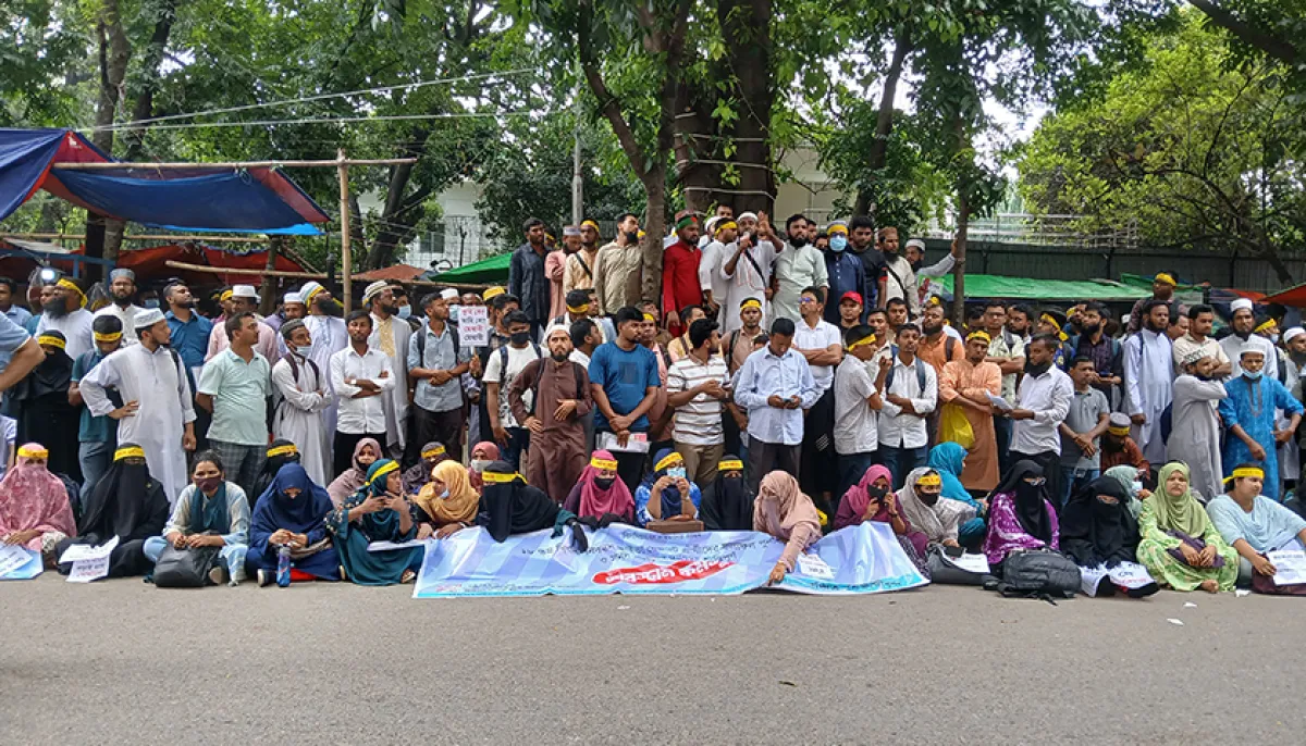 A 7 member delegation arrives at the teacher registration office to submit a memorandum