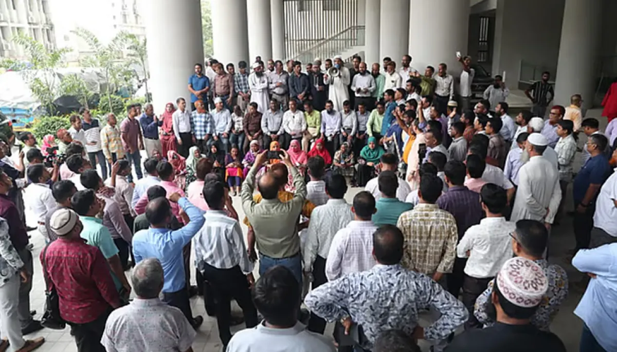 Employees protest again at the secretariat demanding the repeal of the ordinance