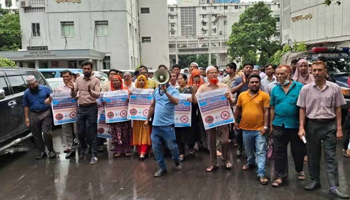 Employees are still protesting at the secretariat today