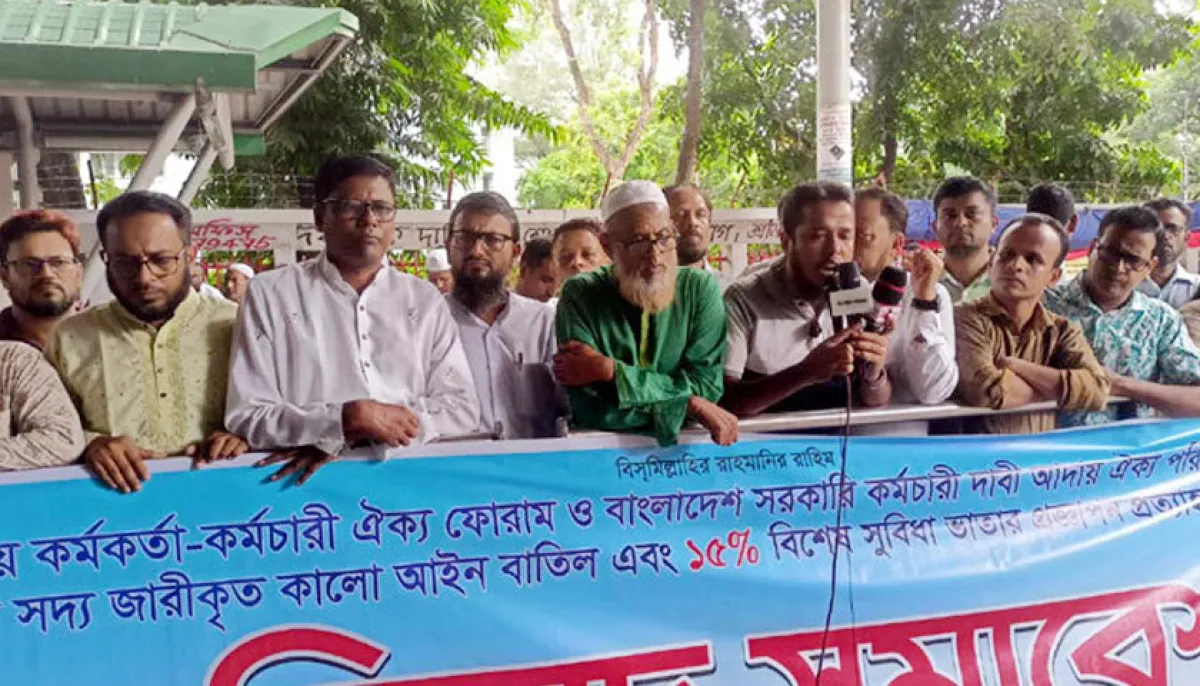 Protests continue at the secretariat today demanding the repeal of the government service ordinance