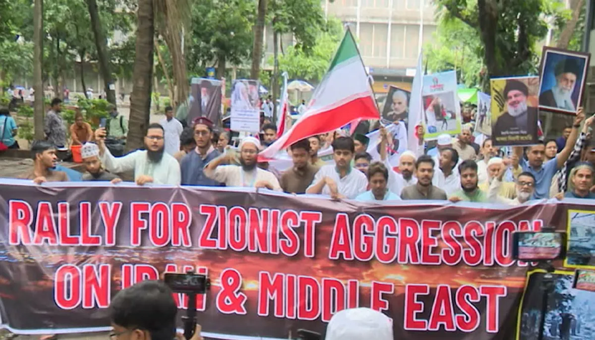 Protest at du against israeli attack on iran