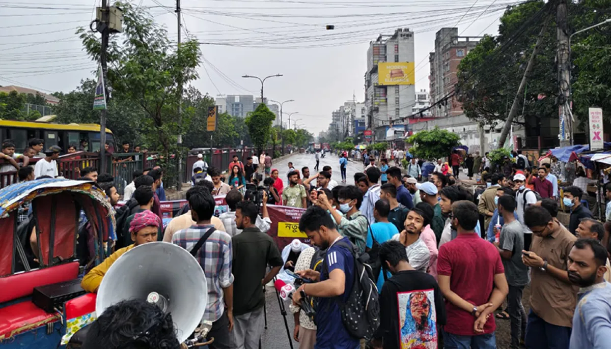 Uiu students block road demanding cancellation of expulsion order