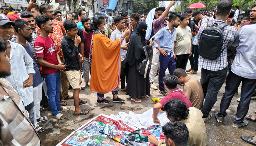 পুলিশের লাঠিচার্জের পর ফের সড়ক অবরোধ ইউআইইউর শিক্ষার্থীদের, যানচলাচল বন্ধ | বিশ্ববিদ্যালয় নিউজ 