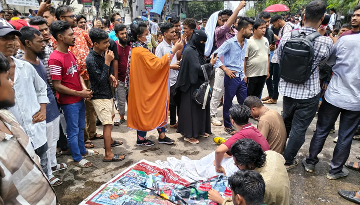 Uiu students block road again after police lathicharge traffic stopped