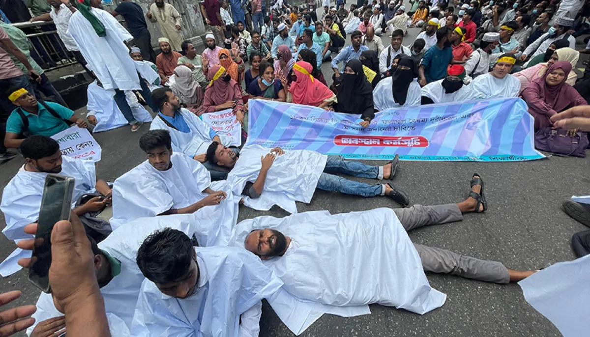 Candidates who failed the 18th teacher registration exam lie on the street