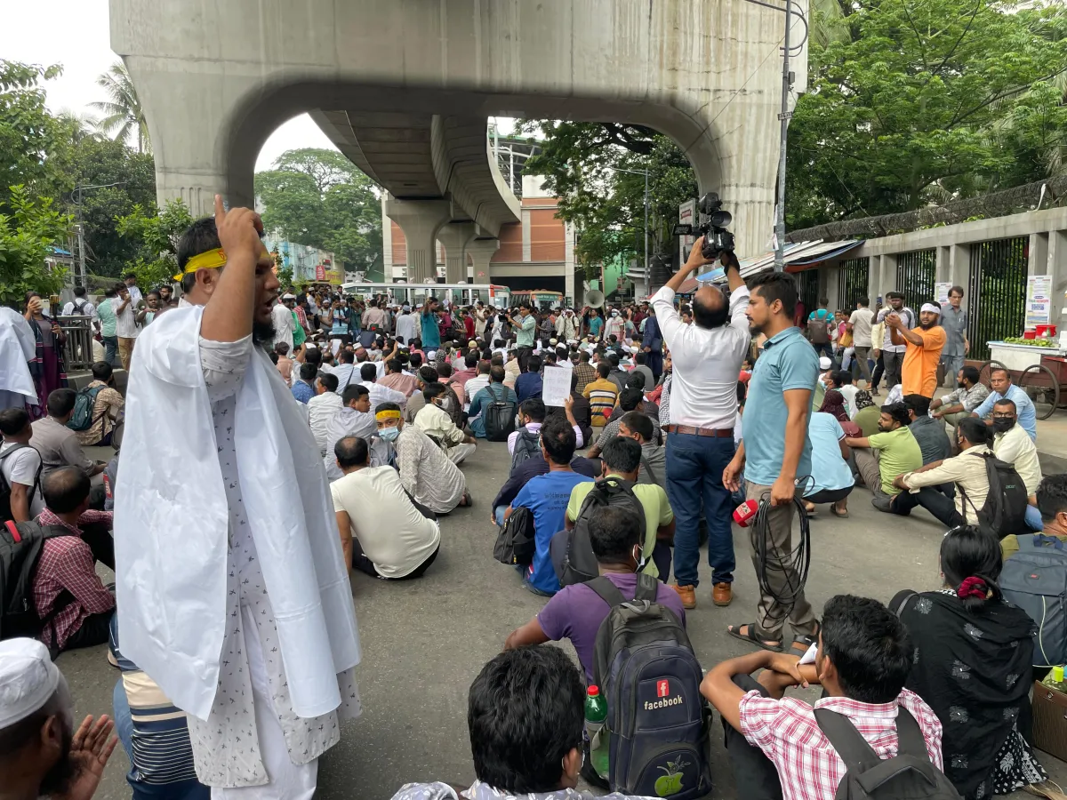 রাস্তায় শুয়ে পড়লেন অষ্টাদশ শিক্ষক নিবন্ধনে ফেল করা প্রার্থীরা