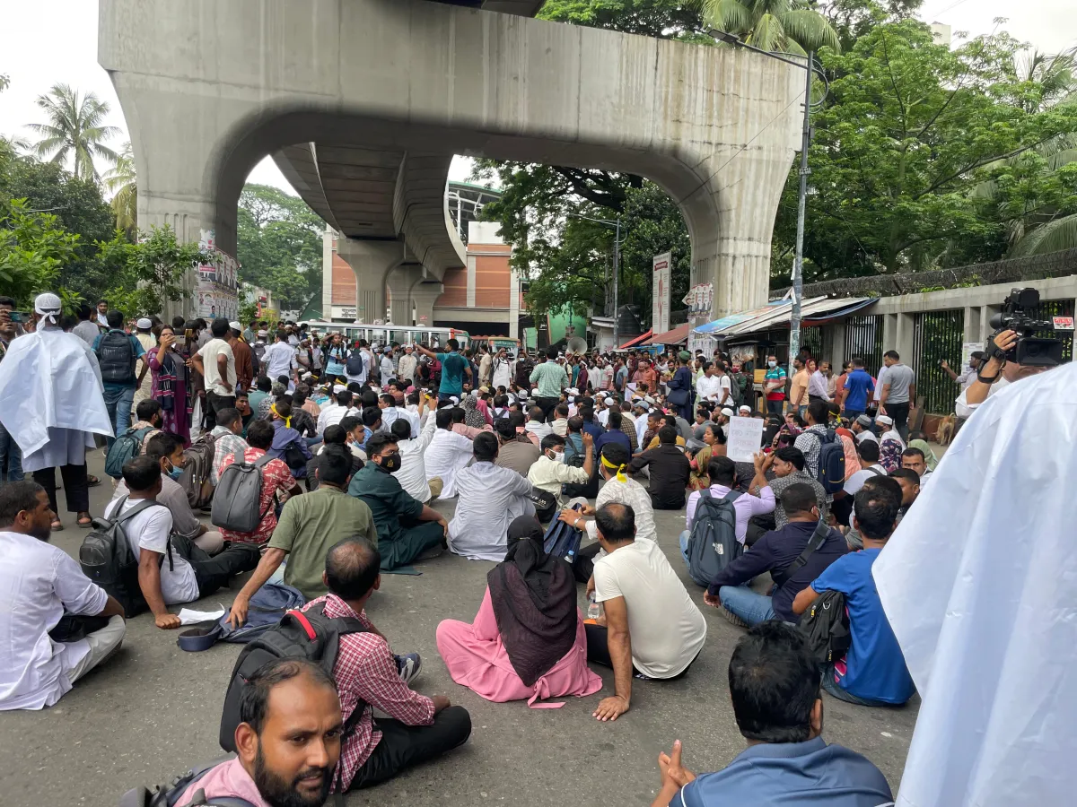 জনদুর্ভোগ: নিবন্ধনে ফেল করা প্রার্থীদের সড়ক থেকে সরিয়ে দিয়েছে পুলিশ