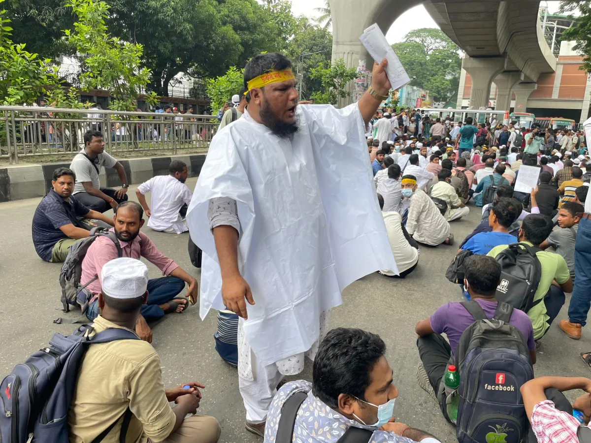 রাস্তায় শুয়ে পড়লেন অষ্টাদশ শিক্ষক নিবন্ধনে ফেল করা প্রার্থীরা