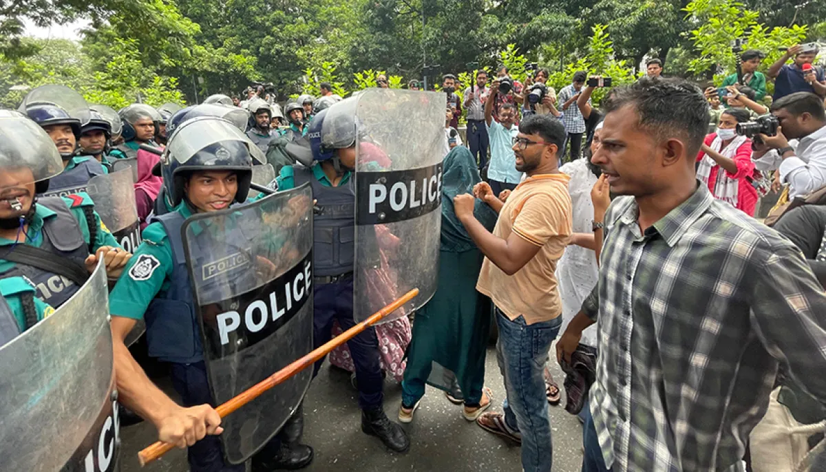জনদুর্ভোগ: নিবন্ধনে ফেল করা প্রার্থীদের সড়ক থেকে সরিয়ে দিয়েছে পুলিশ