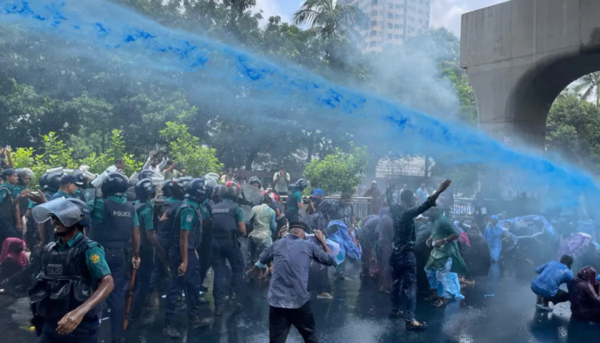 Police remove candidates who failed to register from the road