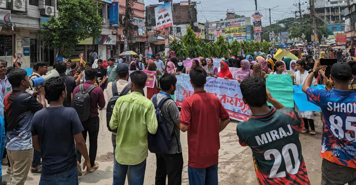 Students block railway gates and roads in rangpur to protest