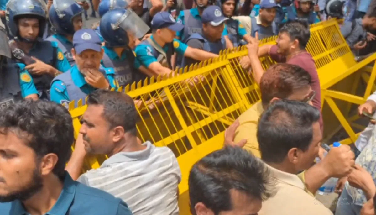 Police obstruct march of sacked bdr members towards jamuna