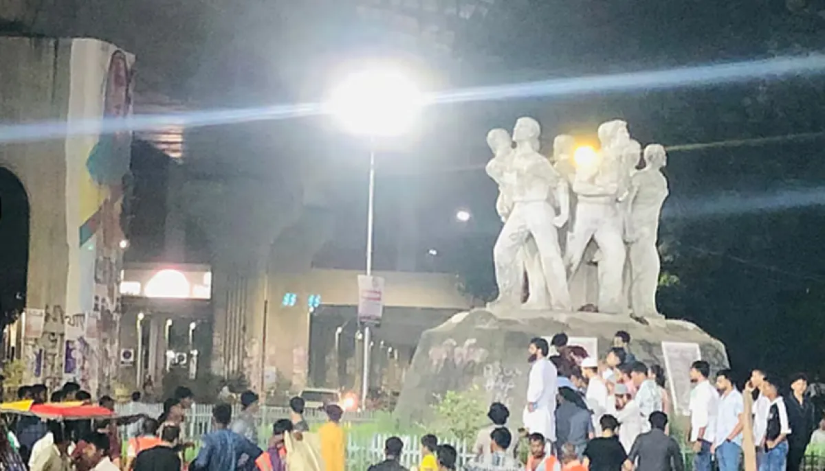 Cocktail explosion at dus raju sculpture area protest