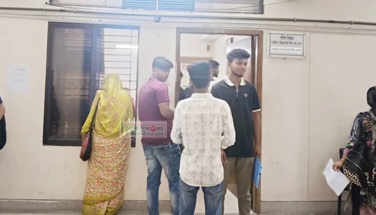এইচএসসি পরীক্ষায় অংশ নিতে চাওয়া শিক্ষার্থীদের ভিড় বোর্ড অফিসে