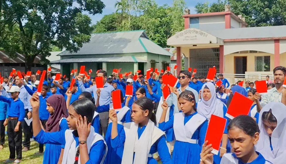 Students show red card to child marriage and drugs