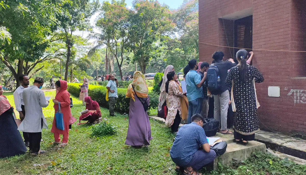 Blockade of ju administrative building admission seekers and guardians in trouble