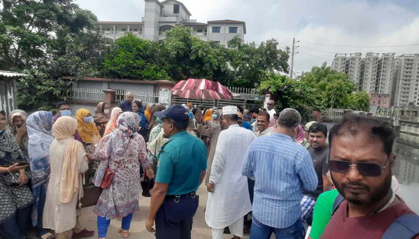পরীক্ষার হলে শিক্ষার্থীরা, বাইরে উৎকণ্ঠায় অপেক্ষা অভিভাবকদের | এইচএসসি/আলিম নিউজ 