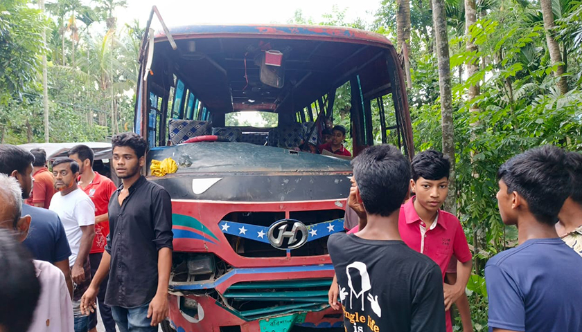 বৌভাত থেকে ফিরছিল মেয়ে পক্ষ, বাস উল্টে নিহত ১ | দেশবার্তা নিউজ 