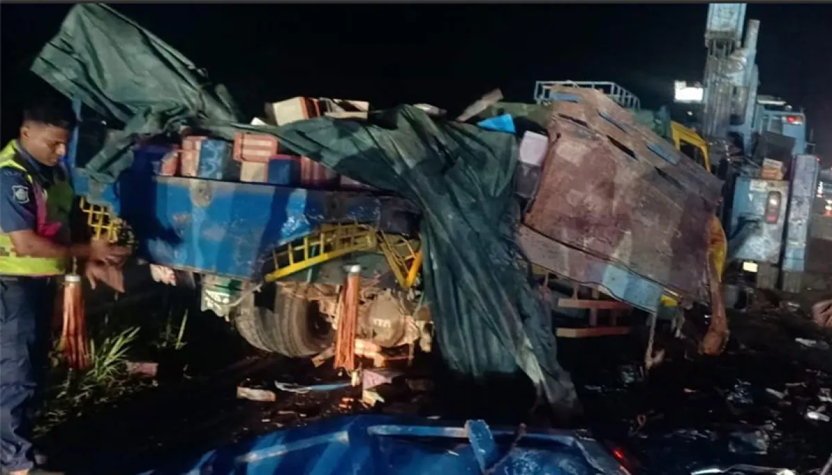 4 killed 15 injured in bus truck collision