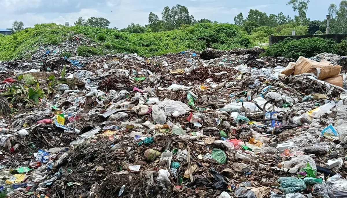 Garbage dump in the area adjacent to the government technical school and college