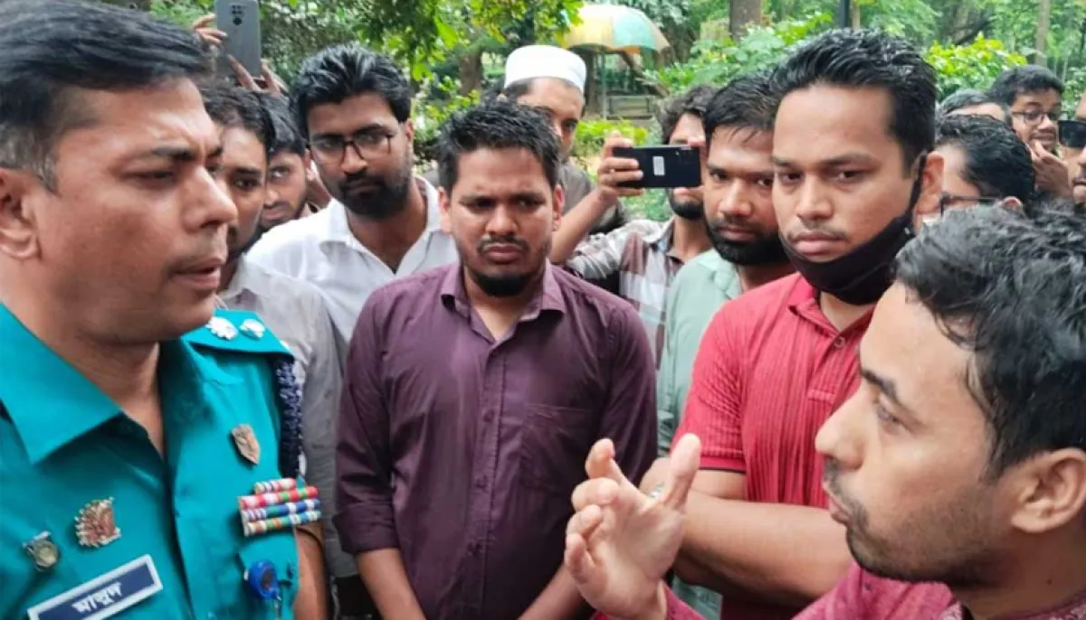 Attempt to go to jamuna to demand increase in 44th bcs posts blocked by police