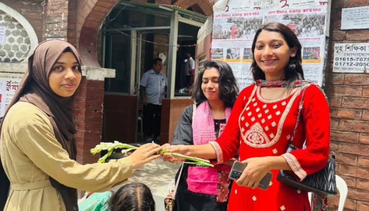 Chhatra dal leader welcomes new students with flowers