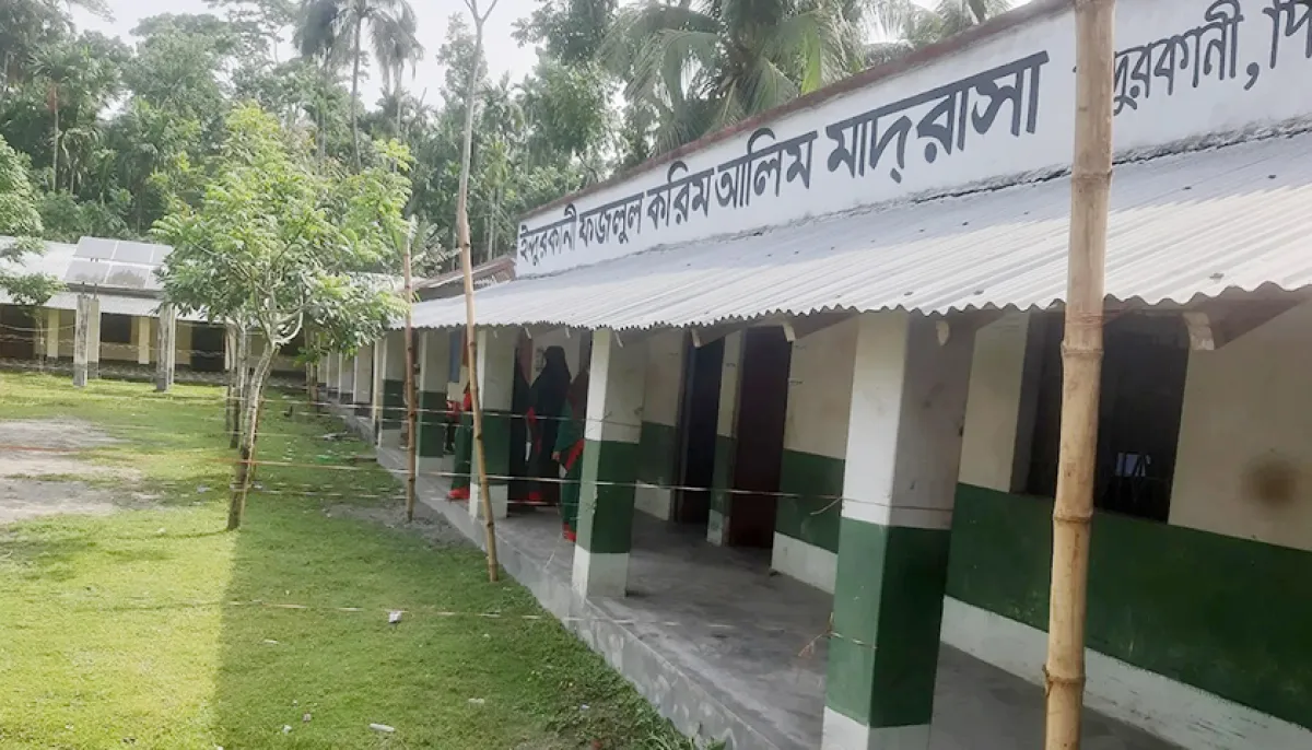 Examinee flees exam hall with answer sheet