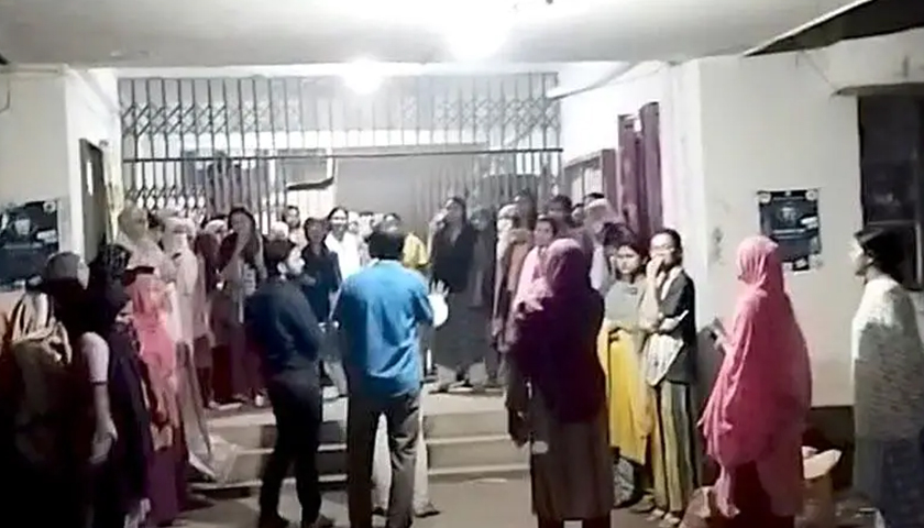 ছাত্রী হলে পুরুষ স্টাফের তল্লাশি, নোবিপ্রবিতে মধ্যরাতে বিক্ষোভ | বিশ্ববিদ্যালয় নিউজ 