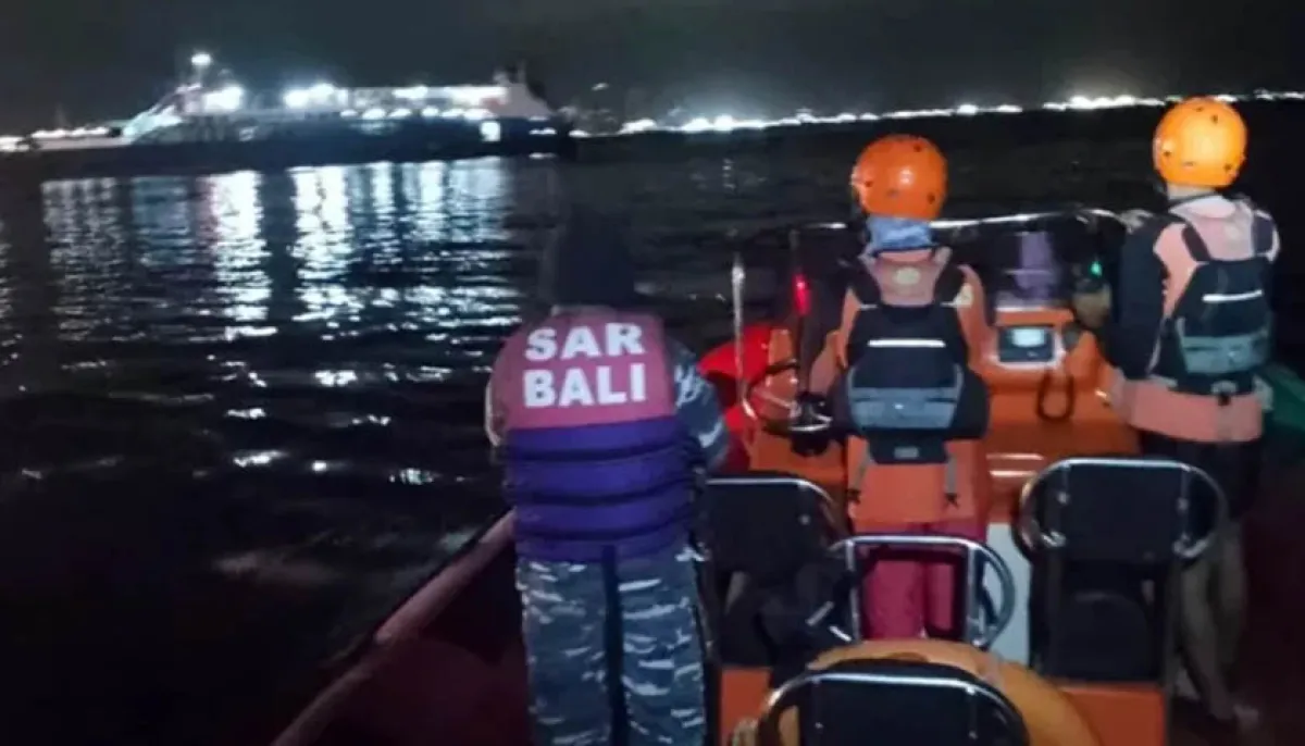 Ferry with 65 passengers capsizes near bali 43 missing