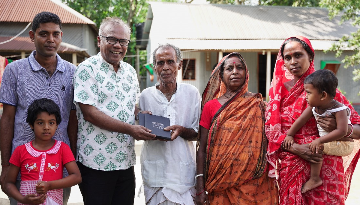 নগদের ক্যাম্পেইনের বিজয়ীর বাড়িতে অভিনেতা ফজলুর রহমান বাবু | কর্পোরেট সংবাদ নিউজ 